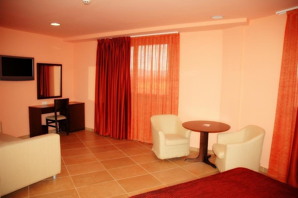Hotel Salat Resort เลสบลอเกส บลังเกส ห้อง รูปภาพ